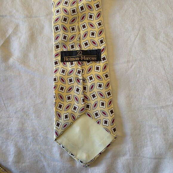 Neiman Marcus 100% Silk Tie Beige Red Geometric Pattern Classic Vintage 58x3.75 - Picture 8 of 12